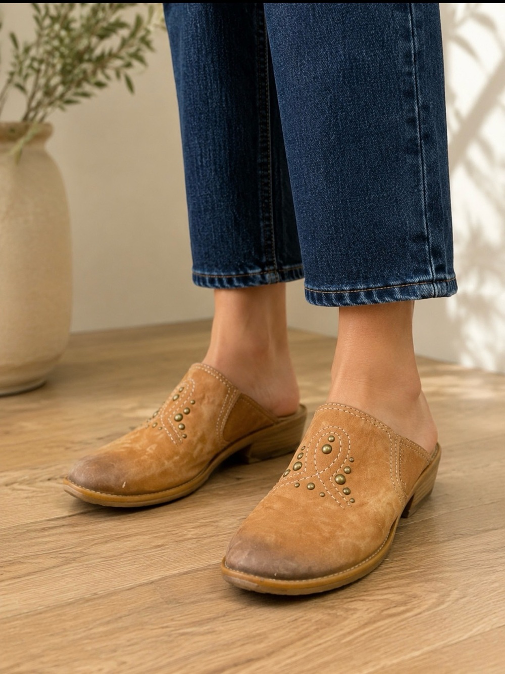 Earth Origins Tan Leather Studded Comfort Mules Women’s Size 8